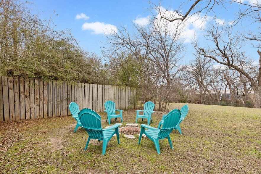 More Photos Of 512 N Travis St, Granbury Hospitality For Sale