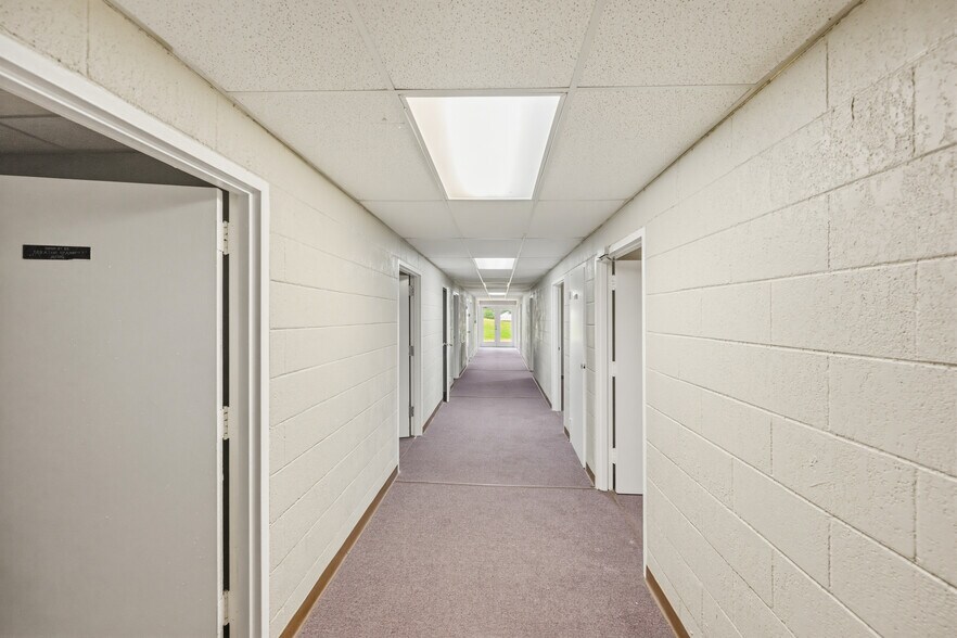More Photos Of 105 Kentucky Ave S, Parsons Light Distribution For Sale