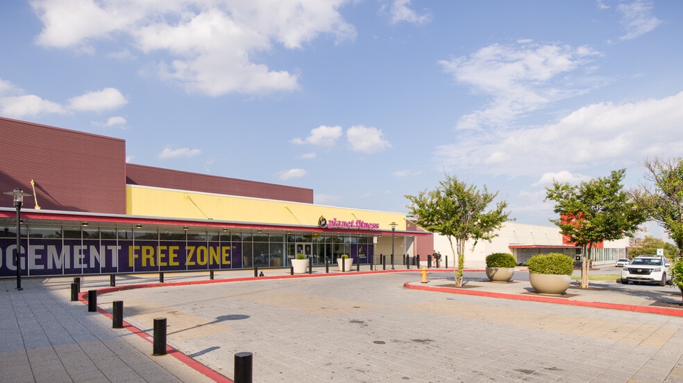 More Photos Of 2301-2401 Liberty Heights Ave, Baltimore Unknown For Lease