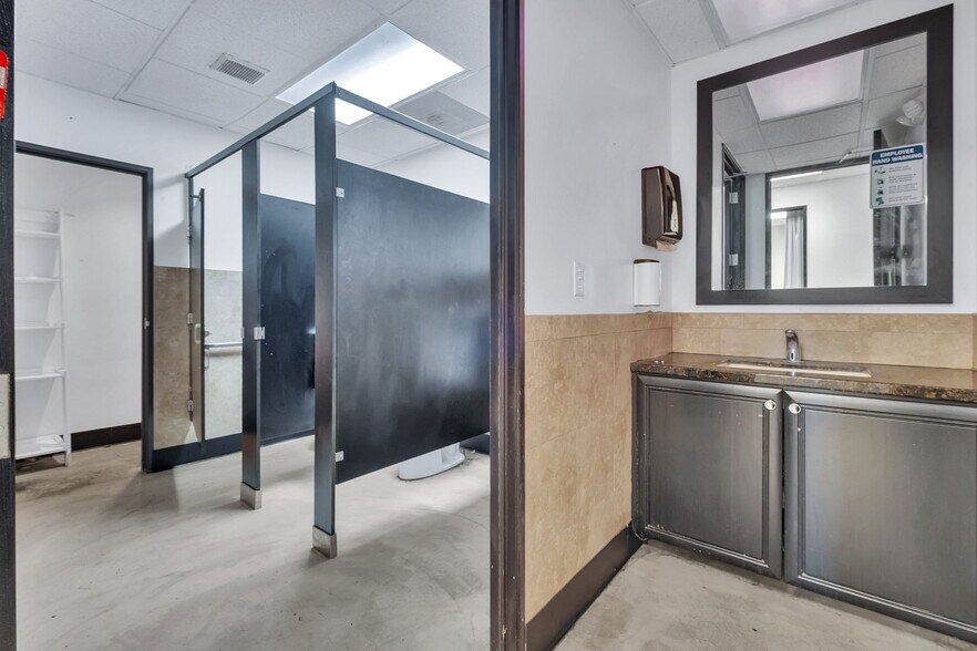 More Photos Of 550 N Golden Circle Dr, Santa Ana Office For Lease