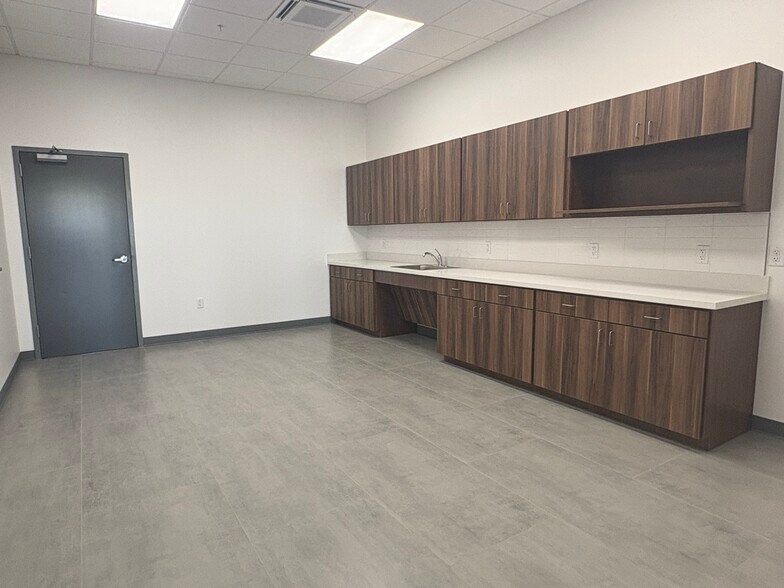 More Photos Of 21648 Kraus Lp, Laredo Industrial For Lease