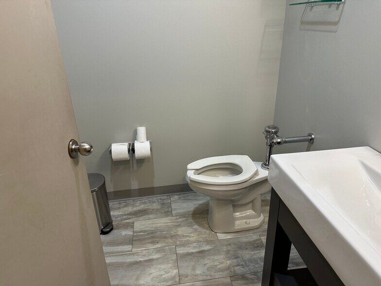More Photos Of 6901-6909 Burlington Pike, Florence Medical For Sale