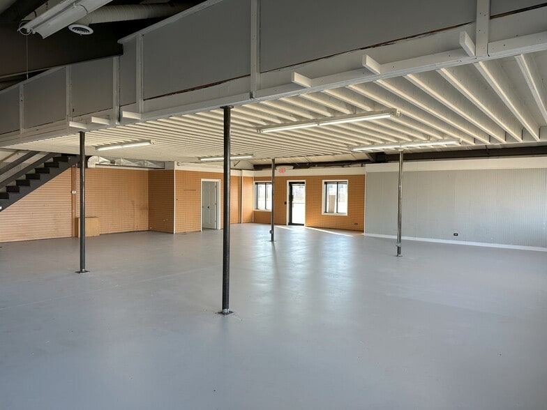 More Photos Of 905 Pyott Rd, Crystal Lake Showroom For Lease