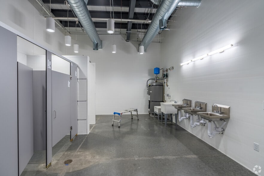 More Photos Of 7897 Randolph Rd NE, Moses Lake Manufacturing For Lease