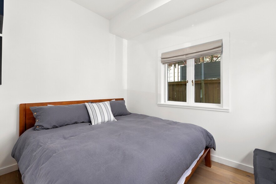 More Photos Of 5932 California Ave SW, Seattle Office Residential For Sale