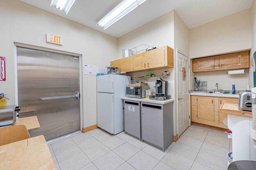 More Photos Of 4451 8th Ave S, Saint Petersburg Manufacturing For Lease