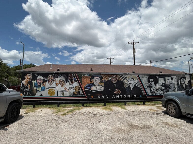 Primary Photo Of 303 Bellinger St, San Antonio Bar For Sale