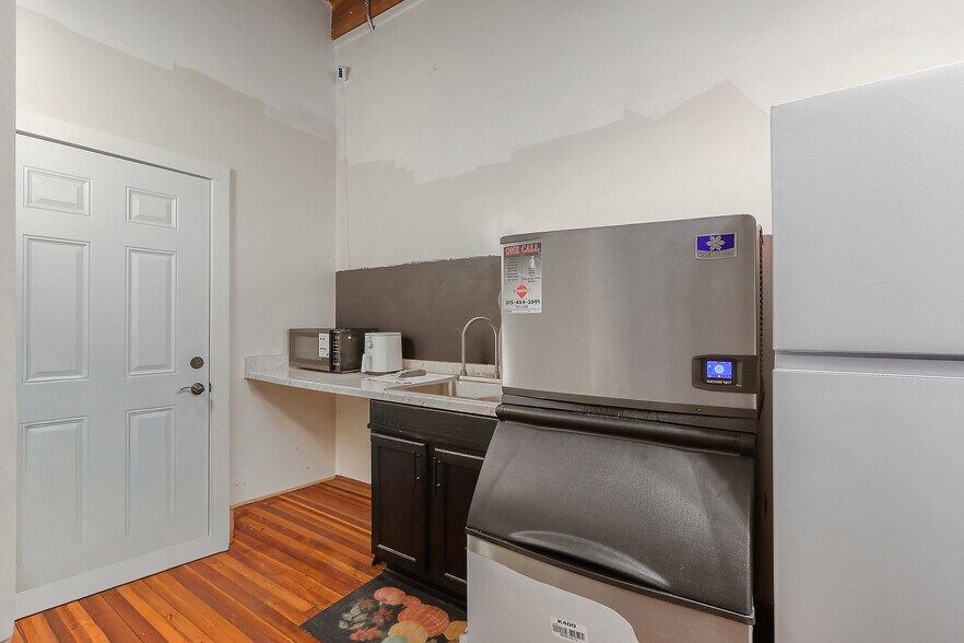 More Photos Of 8914 N Seneca St, Weedsport Freestanding For Sale