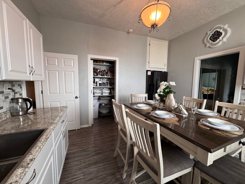 More Photos Of 1221 Overland Ave, Burley Storefront For Sale