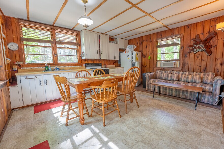 More Photos Of 224 N Shore Rd, Hadley Hotel For Sale