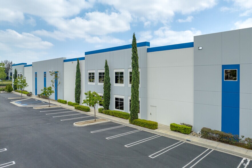More Photos Of 7580 Cherry Ave, Fontana Warehouse For Lease