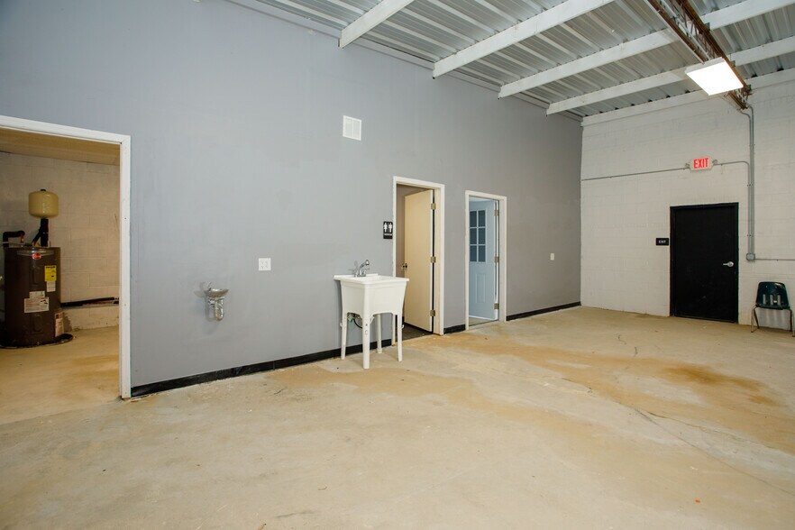 More Photos Of 465 Concord St, Macon-Bibb Service For Lease
