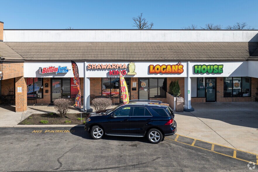 More Photos Of 401 N Riverside Dr, Gurnee Storefront For Lease
