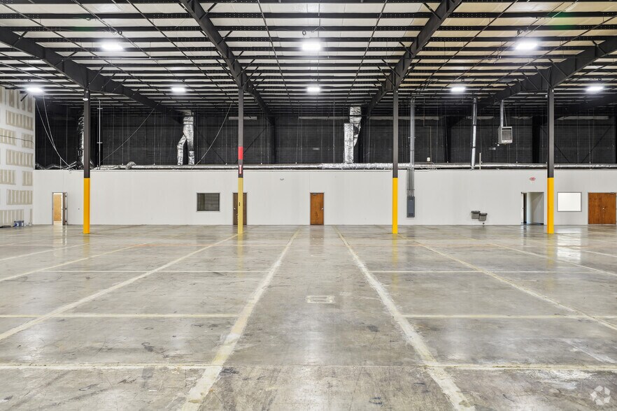 More Photos Of 6348 Burnt Poplar Rd, Greensboro Warehouse For Lease