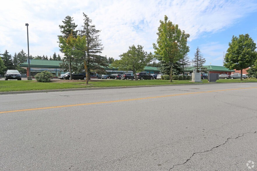 More Photos Of 21 Roysun Rd, Vaughan General Retail For Lease