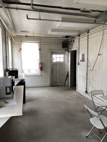 More Photos Of 100 Beecher Ave, Cheltenham Warehouse For Lease