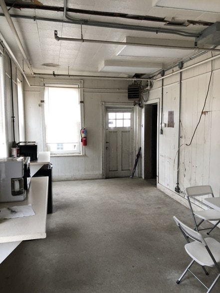 More Photos Of 100 Beecher Ave, Cheltenham Township Warehouse For Lease