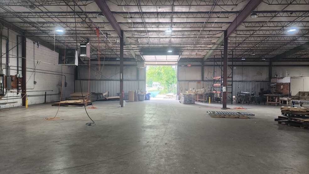 More Photos Of 894 W Albert Gallatin Ave, Gallatin Warehouse For Lease