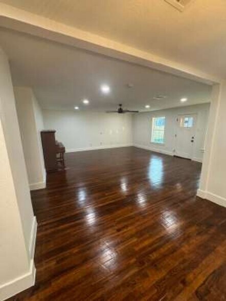 More Photos Of 1105 N Meyer Rd, Seabrook Office For Sale