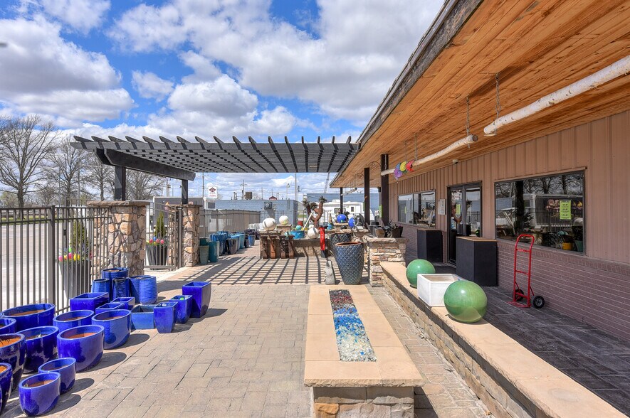 More Photos Of 110 W Reichmuth Rd, Valley Freestanding For Sale