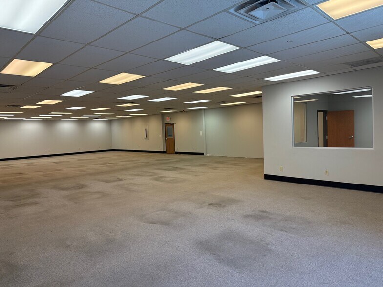 More Photos Of 800-820 Freeway Dr N, Columbus Office For Lease