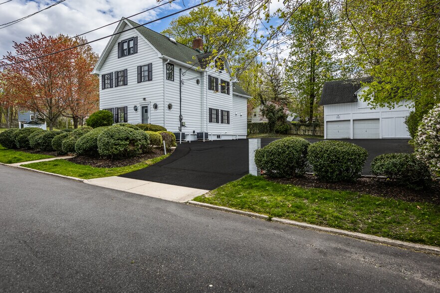 More Photos Of 100 E Carver St, Huntington Loft Creative Space For Lease