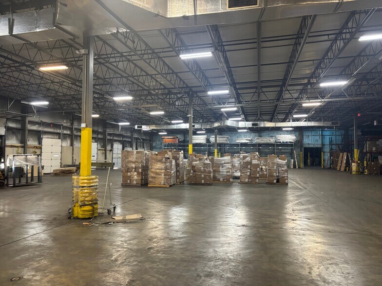 More Photos Of 10028 Metromont Industrial Blvd, Charlotte Warehouse For Lease