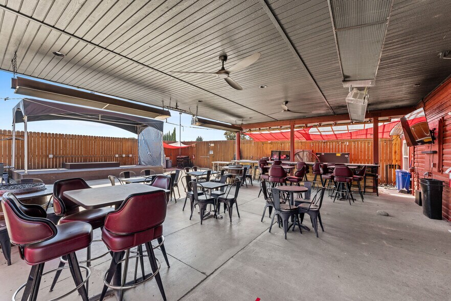 More Photos Of 2039 Redwood Ave, Grants Pass Restaurant For Sale