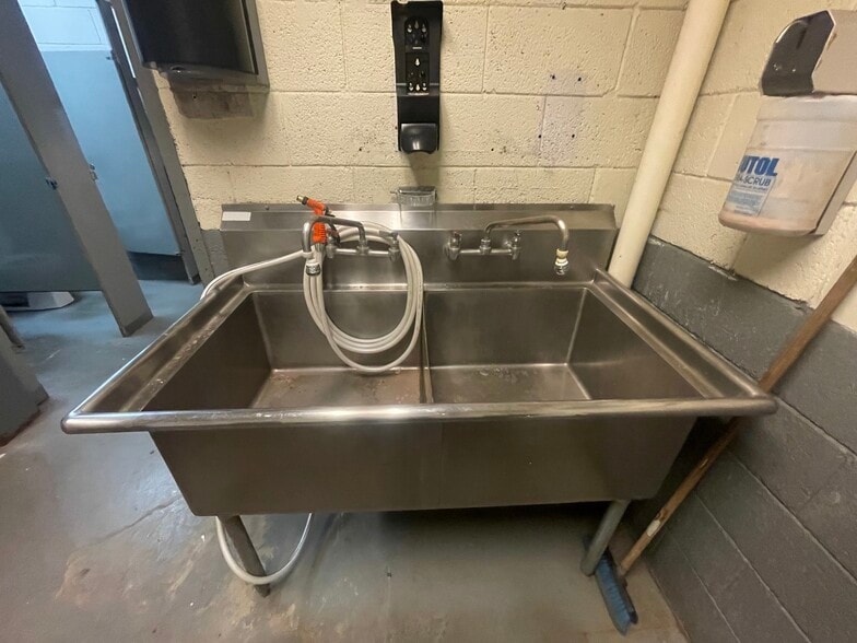 More Photos Of 9129 Euclid Ave, Manassas Warehouse For Lease