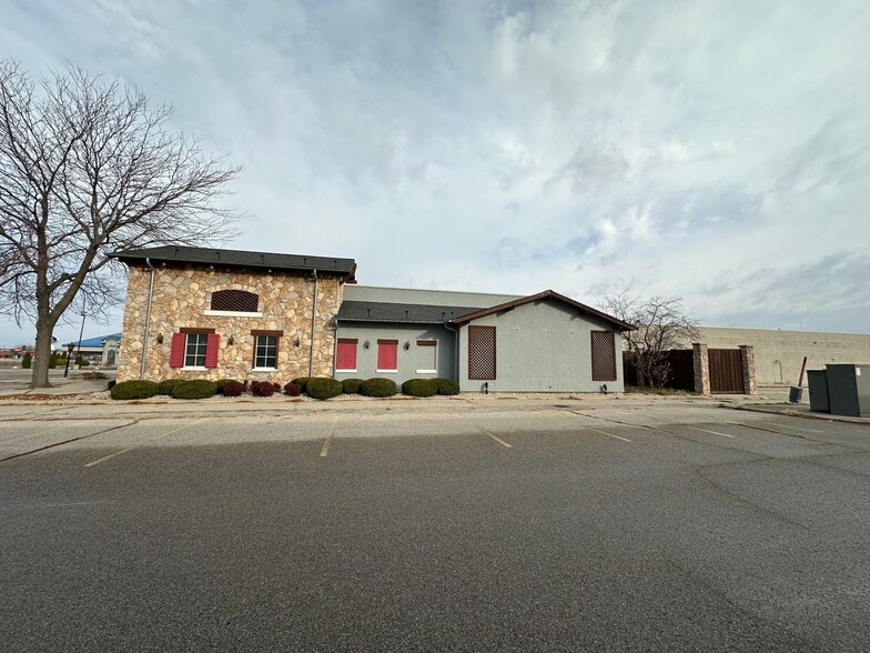 More Photos Of 3015 W Shore Dr, Holland Restaurant For Sale