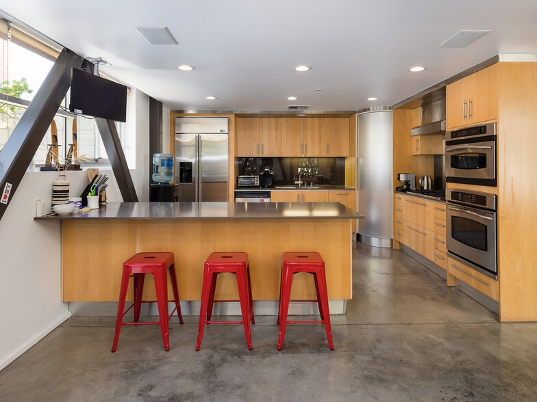 More Photos Of 2100 Abbot Kinney Blvd, Venice Office For Lease