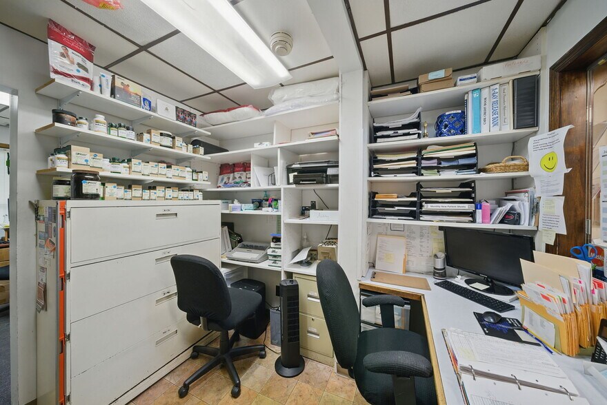 More Photos Of 11 Vernon Ave, Hamburg Medical For Lease