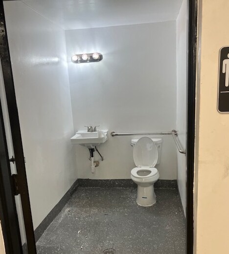 More Photos Of 6569 103rd St, Jacksonville Showroom For Sale