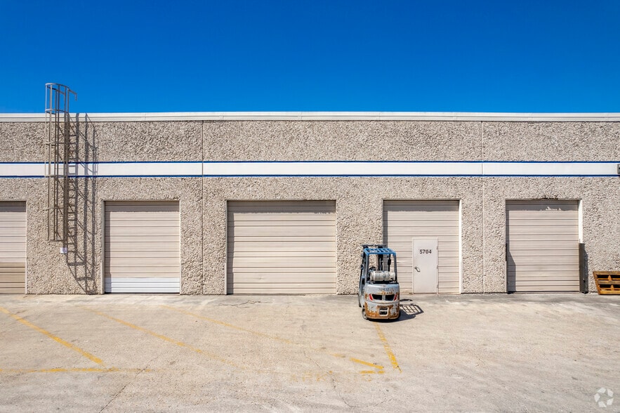 More Photos Of 5700-5730 Rittiman Plz, San Antonio Distribution For Lease