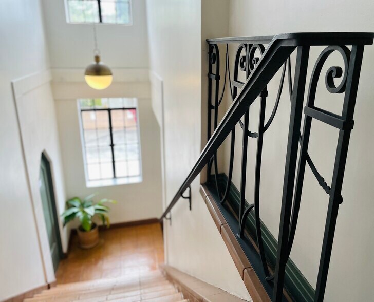 More Photos Of 4859-4851 Fountain Ave, Los Angeles General Retail For Sale
