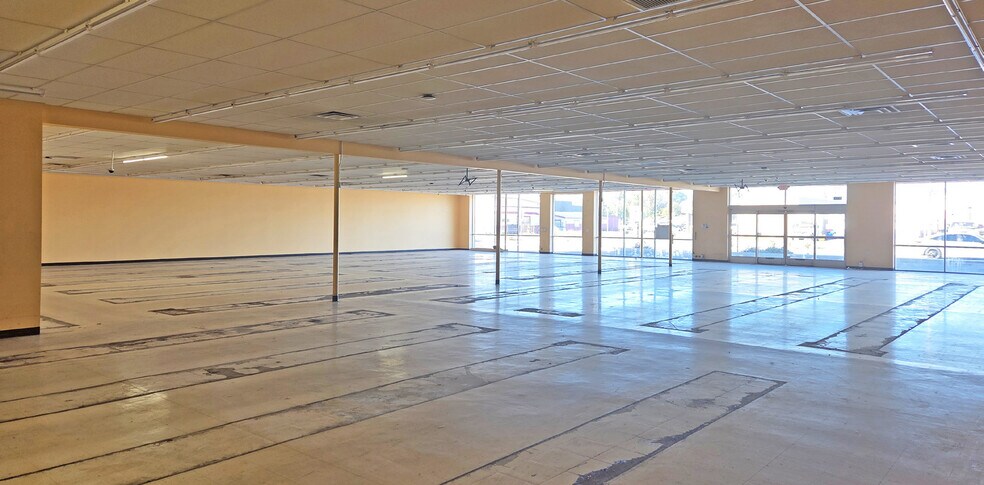 More Photos Of 1021-1025 E Main St, Mesa Showroom For Lease