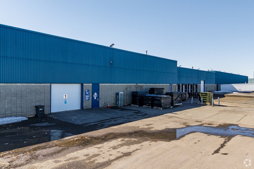 More Photos Of 265 Ch Du Tremblay, Boucherville Distribution For Lease