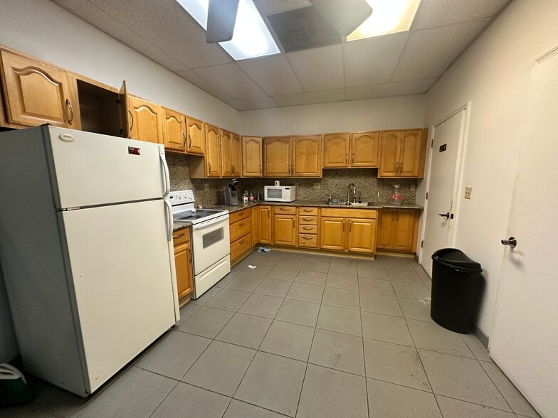 More Photos Of 2223 Pembroke Rd, Hollywood Auto Dealership For Lease