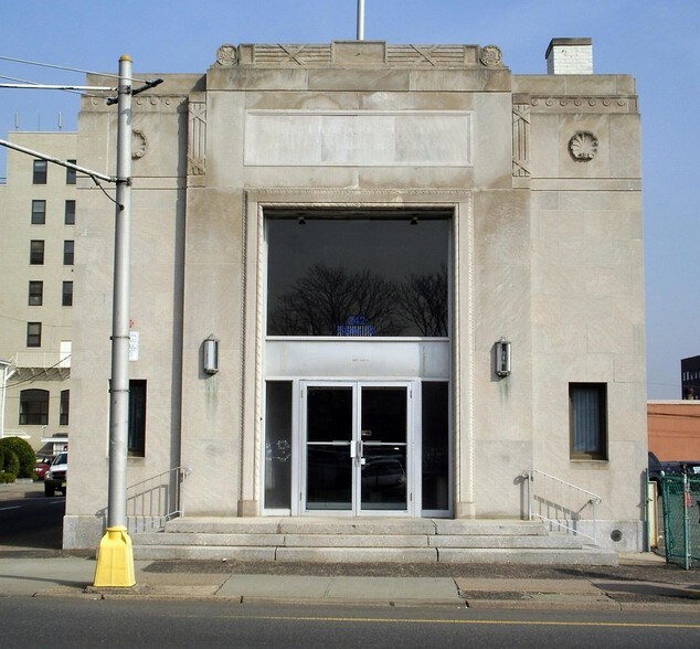 More Photos Of 242 State St, Hackensack Freestanding For Lease