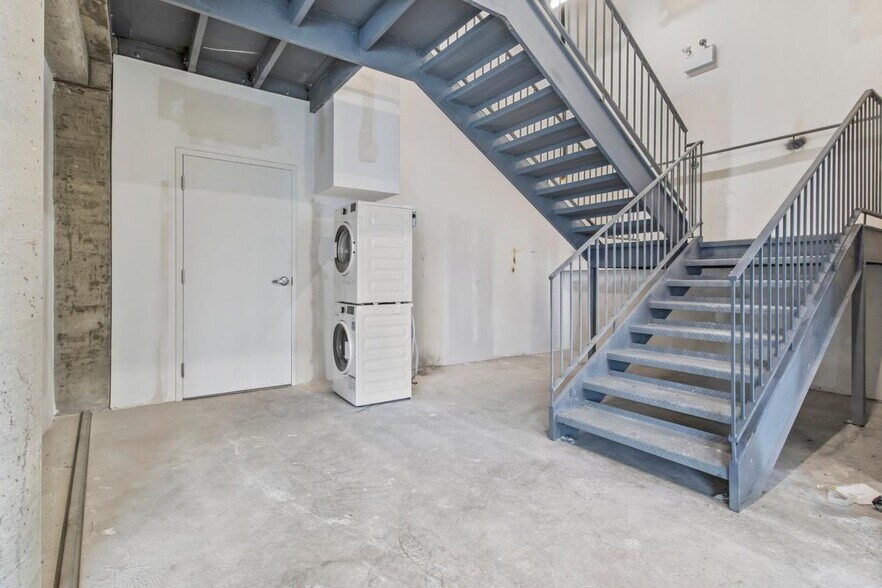 More Photos Of 5229 Boul Décarie, Montréal Storefront Retail Office For Sale