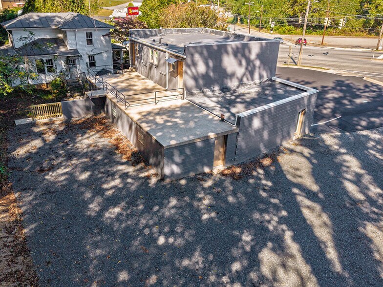 More Photos Of 600 Memorial Blvd, Martinsville Flex For Lease