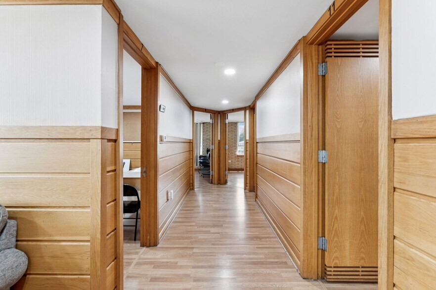 More Photos Of 506 College St W, Fayetteville Office For Sale