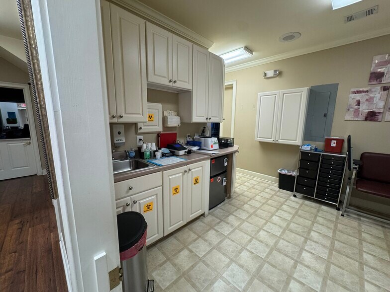 More Photos Of 1001 Fernwood Dr, Milledgeville Medical For Sale