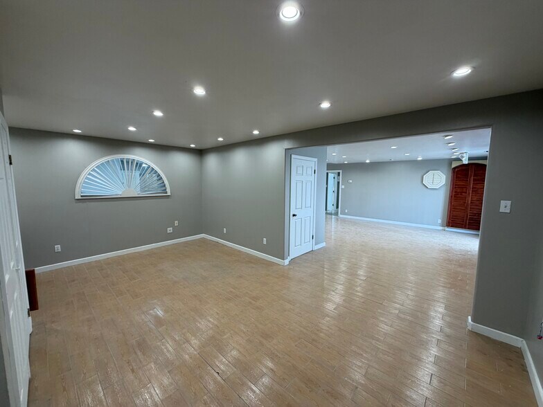 More Photos Of 1111 Paulsun St, San Antonio Light Manufacturing For Lease