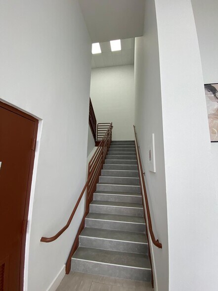 More Photos Of 10508 N Kendall Dr, Miami General Retail For Lease