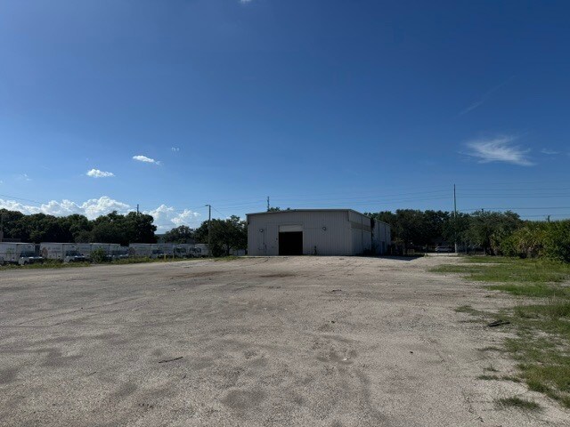 More Photos Of 9507 Palm River Rd, Tampa Warehouse For Lease