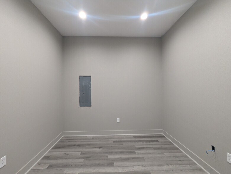 More Photos Of 1765 W Commerce Pky, Beaumont Industrial For Lease