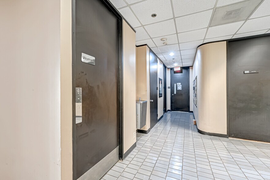 More Photos Of 6100 Corporate Dr, Houston Office For Sale