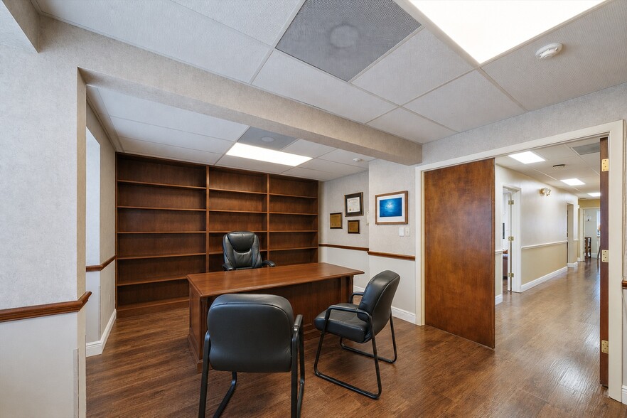 More Photos Of 1521-1525 Tamiami Trl S, Venice Office For Sale