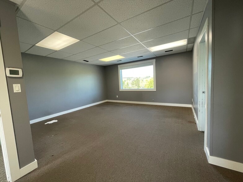 More Photos Of 913-915 Kalamalka Lake Rd, Vernon Office For Lease